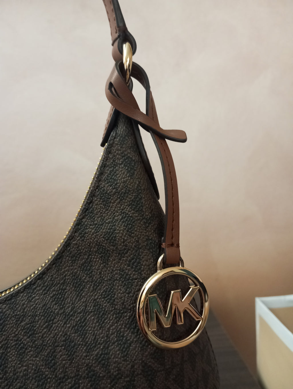 Michael Kors MAYA Small – Borsa a spalla a mezzaluna marrone