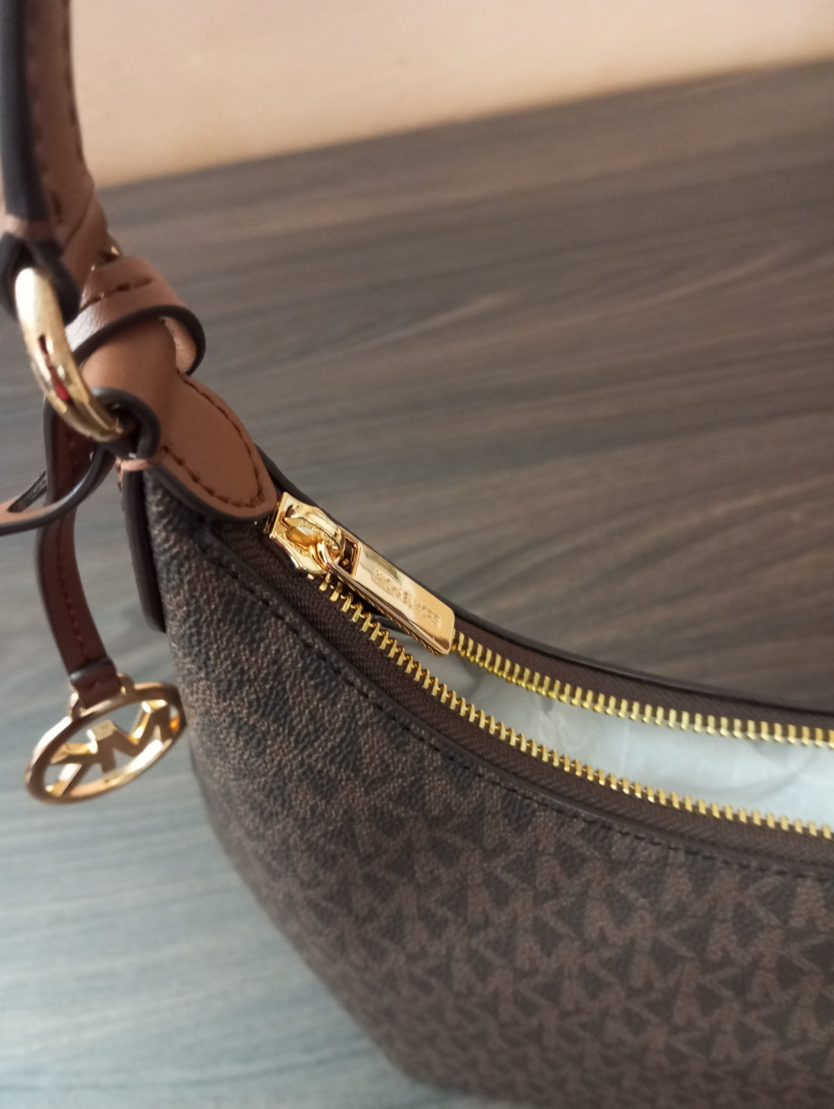 Michael Kors MAYA Small – Borsa a spalla a mezzaluna marrone