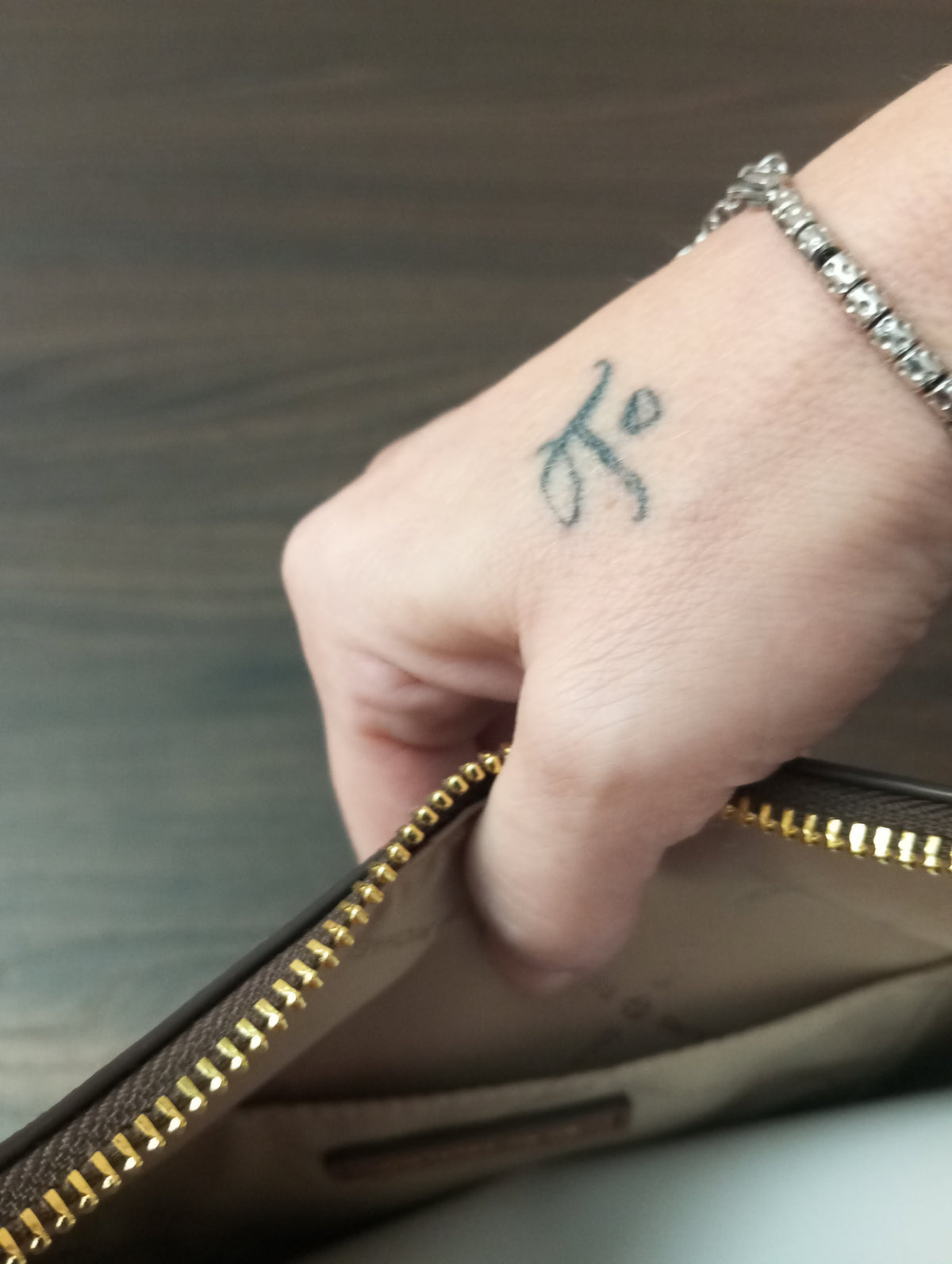 Michael Kors MAYA Small – Borsa a spalla a mezzaluna marrone