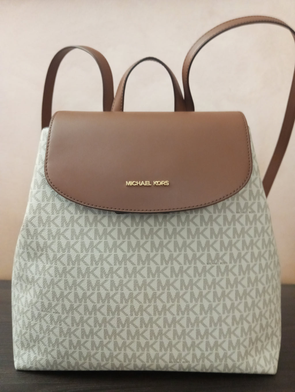 Michael Kors MAYA Medium Vanilla, vista frontale con patta marrone
