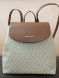 Michael Kors MAYA Medium Vanilla, vista frontale con patta marrone