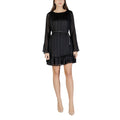 Guess Abito Donna Ilenia Plissettato Nero Maniche Lunghe Scollo Tondo
